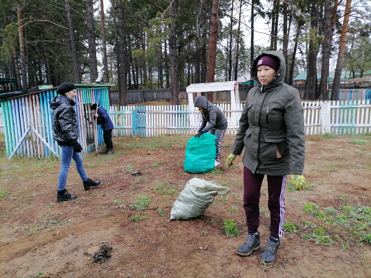 21 мая 2021г ТОС “Планета детства” провело субботник по весенней уборке территории