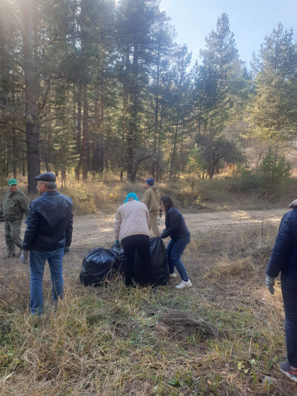 Приняли участие в масштабном субботнике по очистке леса