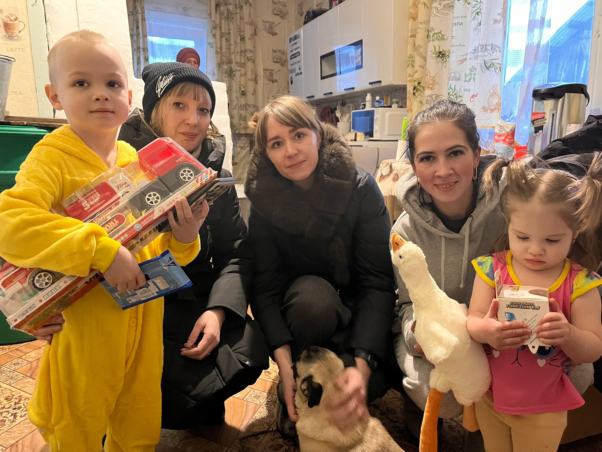 30.12.2024 г. ТОС “Наследие” провели предновогоднюю акцию “Подари ребенку чудо”