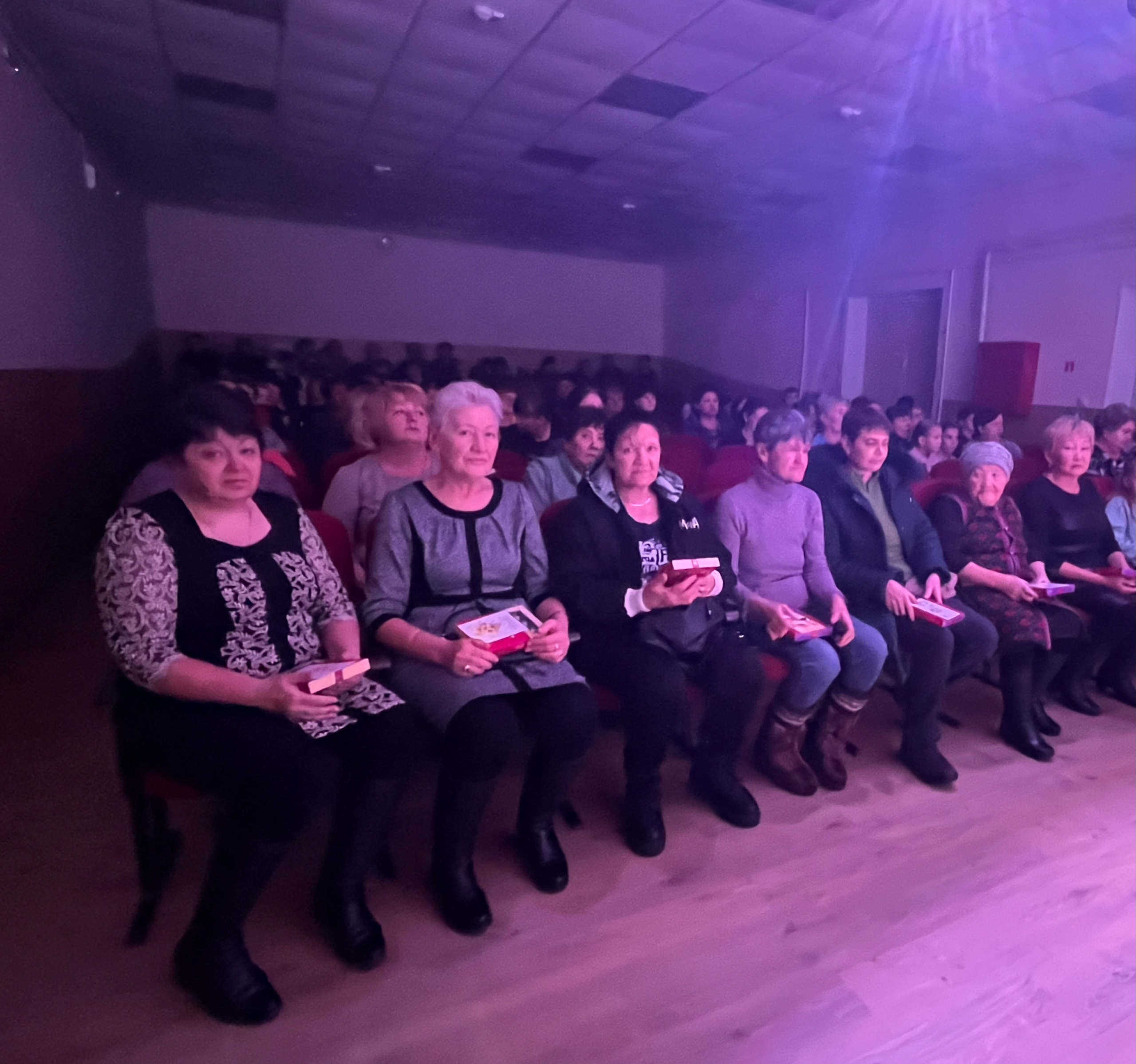 24.11.2024 г. ТОС “Наследие”, в рамках празднования “Дня матери”, поздравили мам наших земляков, которые в настоящее время принимают участие в СВО.