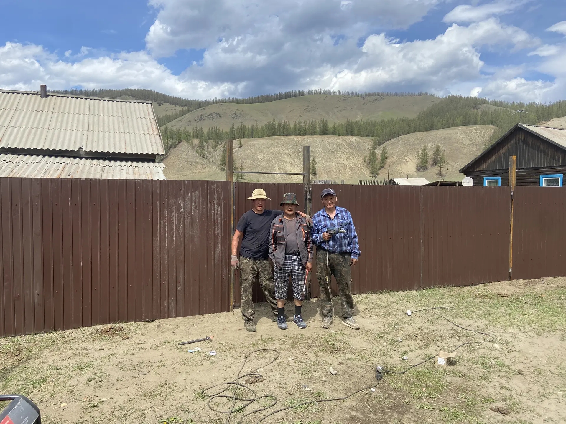 ТОС «Орлик» помог родителям погибшего участника СВО построить новый забор.