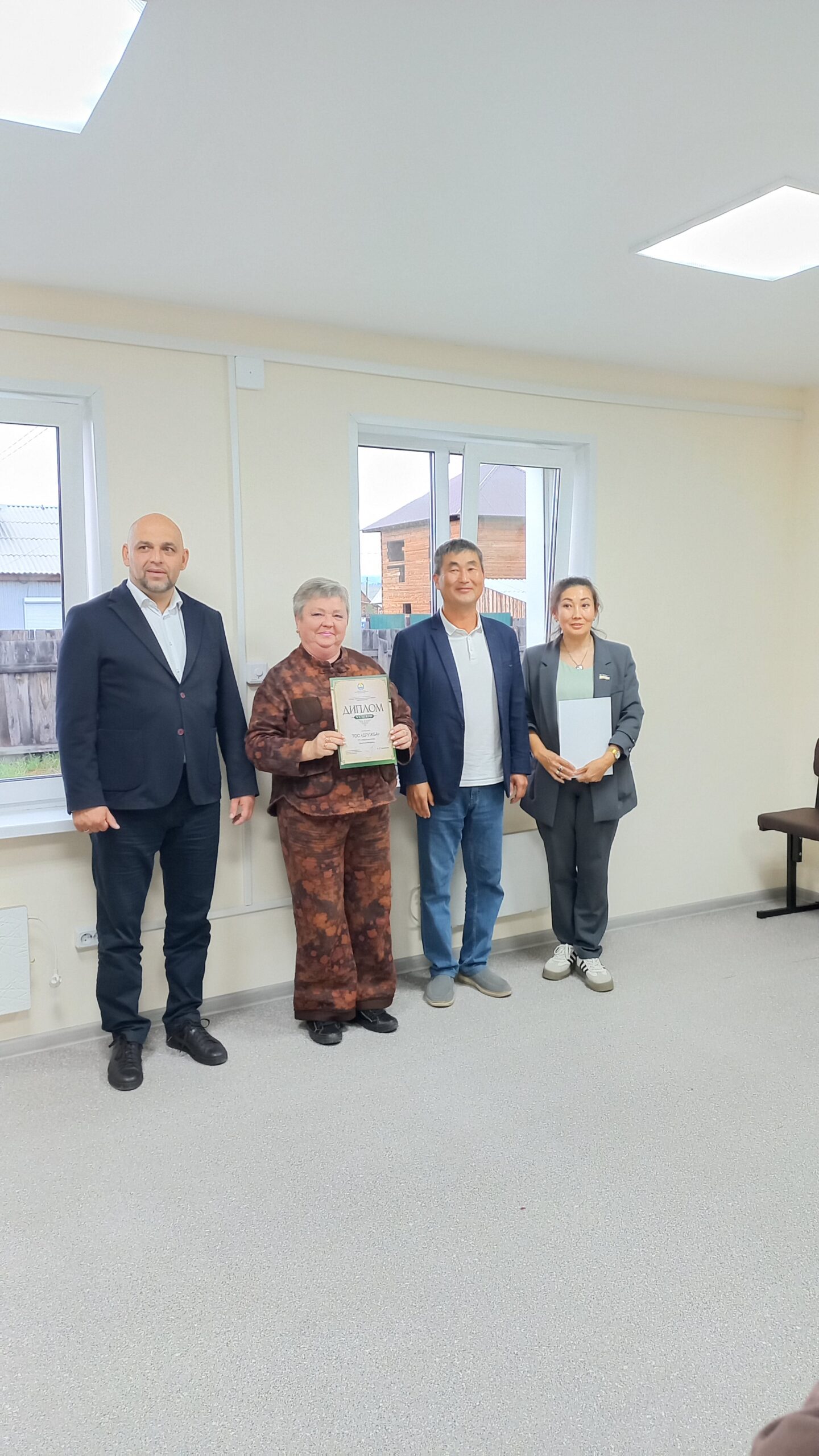 ТОС “Дружба” Участие в собрании ТОСов в с.Поселье, в Доме ТОСов с присутствием Главы района Н. Емонаковым, заместителем Э. Дашиевым и председателем райсовета В. Пастуховым