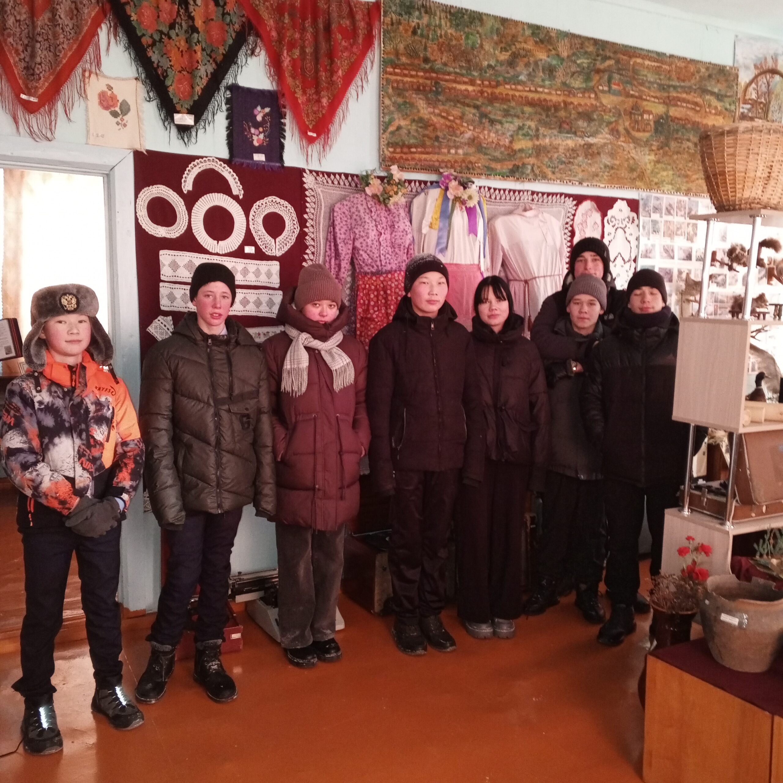 ТОС “Низовское” 12 января экскурсия по музею с учениками Краснояровской школы «Рождественская выставка»