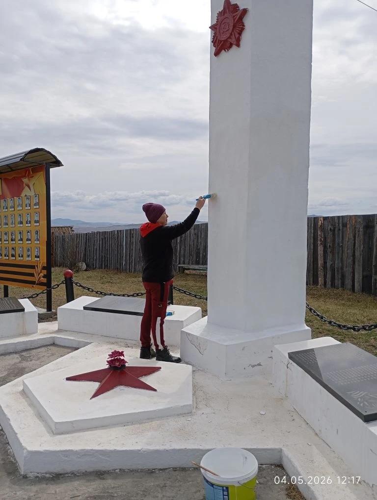 ТОС “Низовское” 7 мая побелка, покраска памятника. Уборка территории площадки.