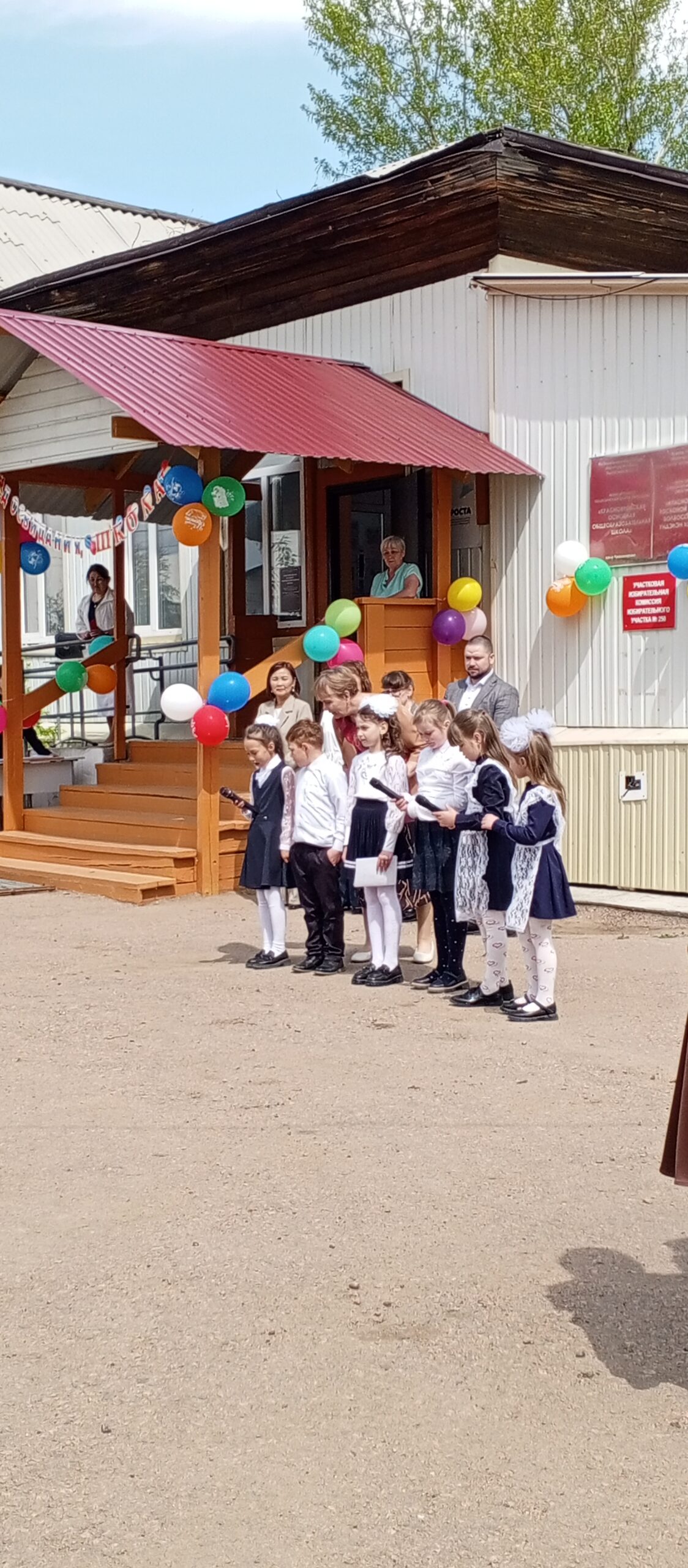 ТОС “Дружба”  1 сентября день знаний – поздравление-вручение дипломов- музыкальное сопровождение