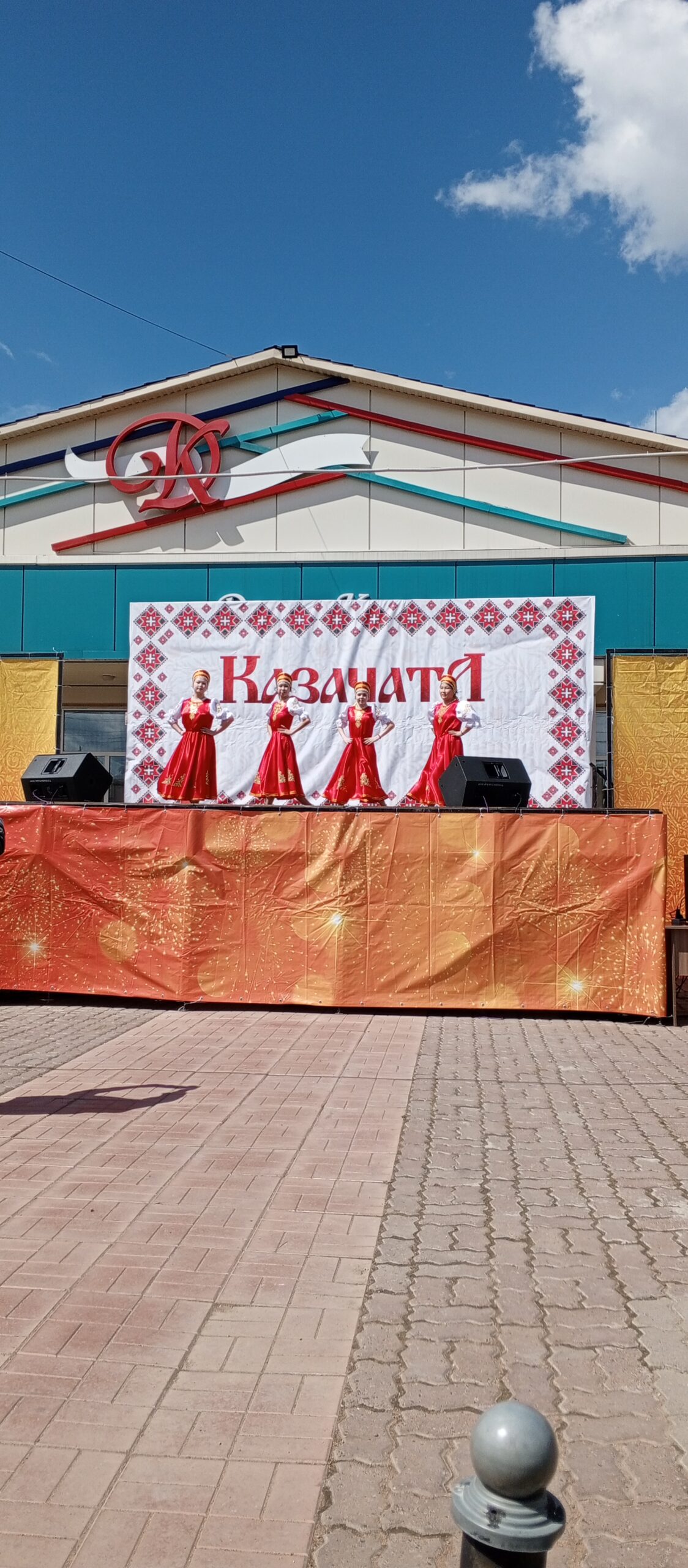 ТОС “Дружба” 5 июня – участие хореографической группы «Радуга» в концертной программе I открытого Районного детского фестиваля-конкурса казачьей культуры «Казачата»  с танцем «Варенька».