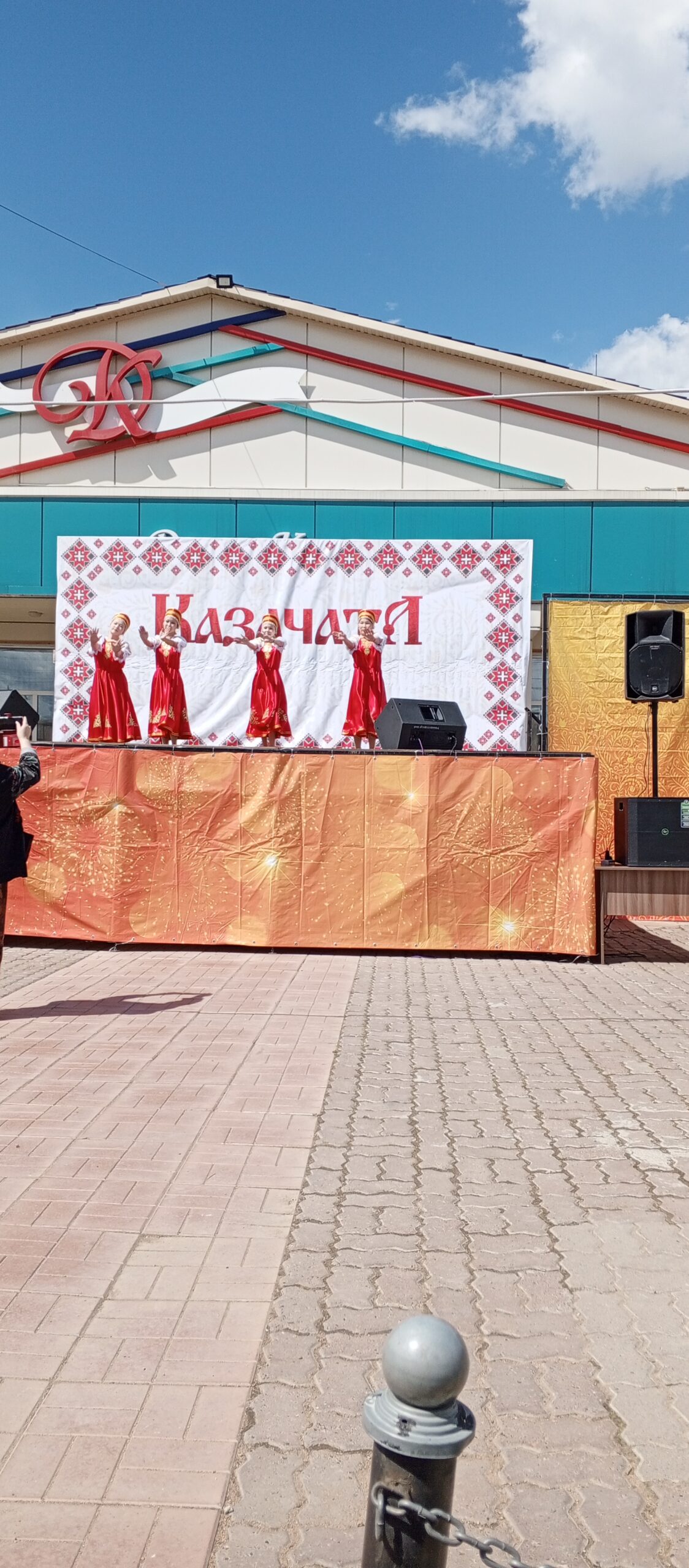 ТОС “Низовское” 5 июня – участие хореографической группы «Радуга» в концертной программе I открытого Районного детского фестиваля-конкурса казачьей культуры «Казачата»  с танцем «Варенька».