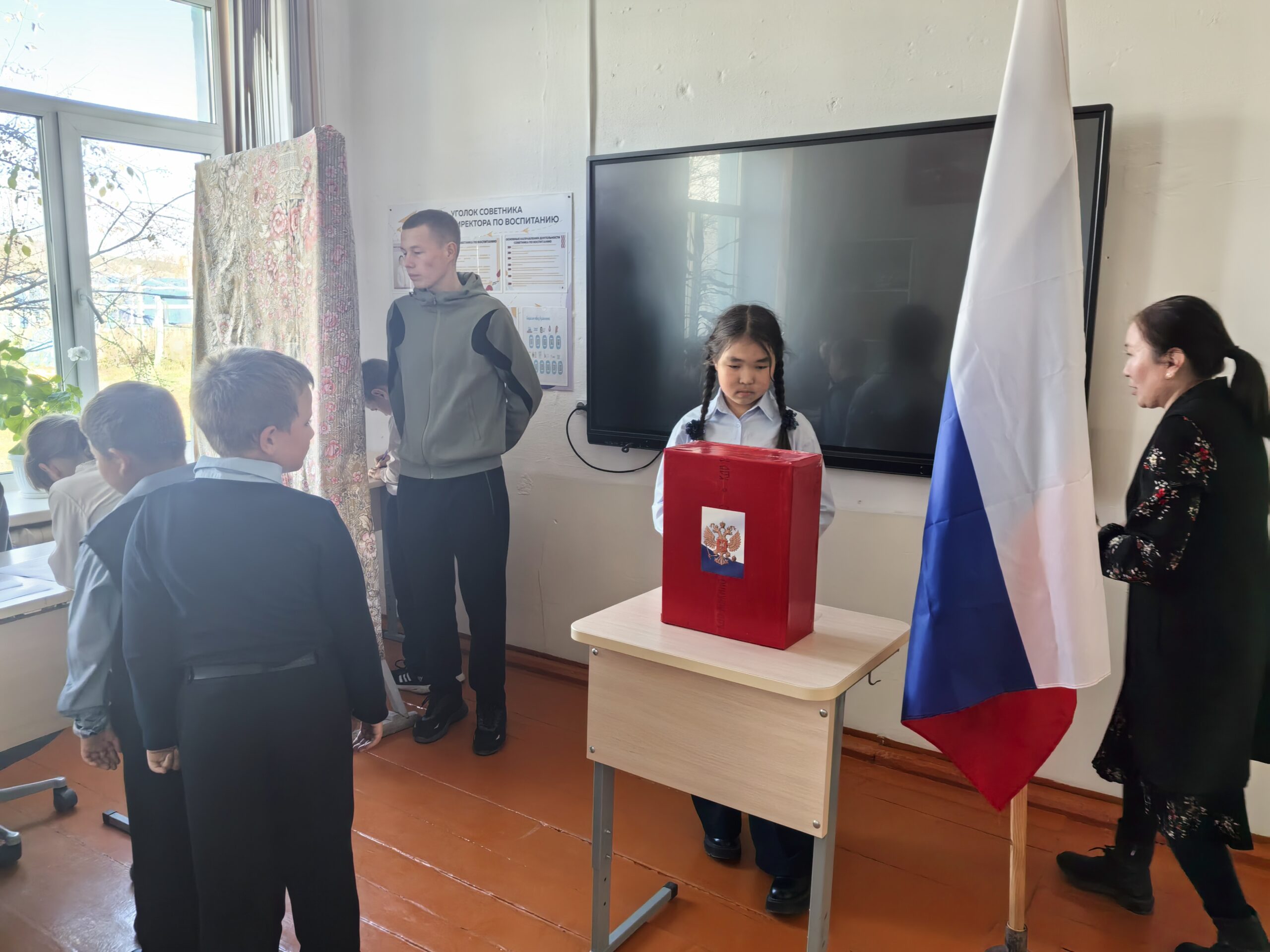 ТОС ” Юниор”  с. Большая Кудара, председатель Ефремова  Светлана  Николаевна  .7  октября  совместно  со  школой провели выборы Президента школы.